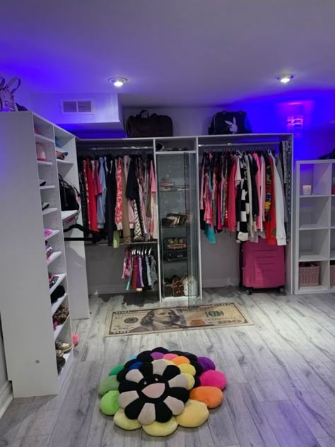 Baddie Room Ideas Bedrooms Classy, Baddie Closet Ideas, Room Ideas Fancy, Boujee Room Aesthetic, Glam Aesthetic Room, Closet Room Aesthetic, Bedroom Designs Aesthetic, Full Closet Aesthetic, Aesthetic Closet Ideas