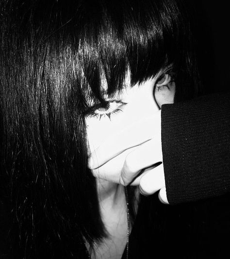 Images Hello Kitty, Y2k Profile Picture, Emo Pfp, Morticia Addams, Emo Girls, Naha, Foto Ideas Instagram, Aesthetic Grunge, Cute Selfie Ideas