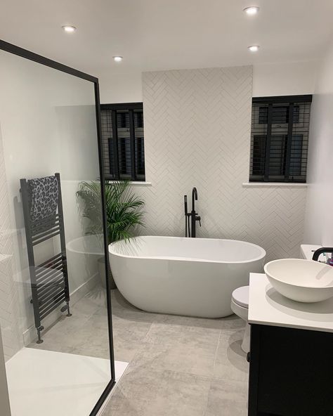 Monochrome Bathroom, Bathroom Inspiration Modern, Upstairs Bathrooms, Bathroom Inspiration Decor, Main Bathroom, Bathroom Layout, Family Bathroom, Bathroom Renos, Bathroom Inspo