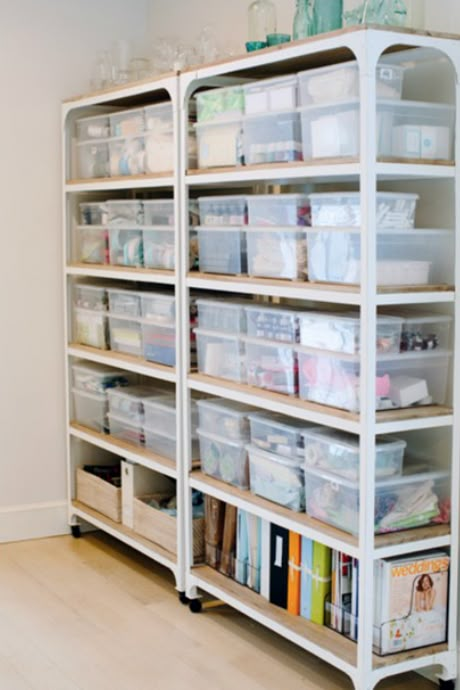 Small Office Organization, Dream Craft Room, Craft Room Design, Sewing Room Organization, Small Space Organization, Small Space Storage, Small Space Diy, Home Office Storage, Small Room Design