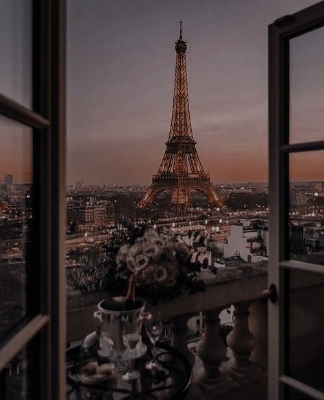 Devney Perry, Paris Wallpaper, Paris Pictures, Theme Background, Paris Aesthetic, Off Campus, Paris City, Wallpaper Vintage, Brown Aesthetic