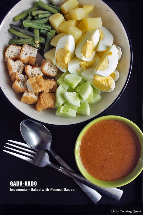 Indonesian Salad, Salad With Peanut Sauce, Penang Food, Menu Sehat, Makanan Rendah Kalori, Peanut Sauce Recipe, Diet Sehat, Spicy Peanut Sauce, Berbuka Puasa