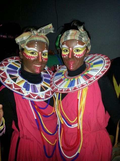 Carnaval: maquillaje y atrezzo de Masai – Conmuchocolor Disfraces Carnaval Originales Ideas, Africa Day, Africa Safari, Africa Art, Masks Art, Party Makeup, Diy Costumes, Lion King, Body Painting