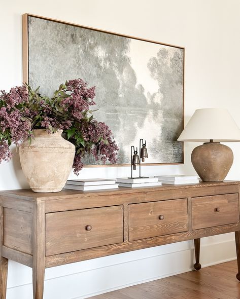 This new sideboard needs a moment! It is an heirloom piece! Ahhh I am in love! And the deep drawers for storage are amazing! It is that piece that you will keep forever! It is also comes in a gorgeous dreamy black! It is the perfect piece for a living room, dining room, or even an entryway. ⠀⠀⠀⠀⠀⠀⠀⠀⠀⠀⠀⠀⠀⠀⠀⠀⠀⠀ Shop all the links for this space in my LTK shop ❤️ ⠀⠀⠀⠀⠀⠀⠀⠀⠀ ⠀⠀⠀⠀⠀⠀⠀⠀⠀ ⠀⠀⠀⠀⠀⠀⠀⠀⠀ #sideboard #consoledecor #consolestyling #consoletable #livingroomdecor #livingroomfurniture #entrywayt... Sideboards For Dining Room, Rustic Sideboard Decor, Sideboard Decoration Ideas, Large Sideboard Decor, Entryway Credenza Decor, Large Dining Room Table Decor, Styling A Dining Room Buffet, Dining Room Design With Buffet, Styling A Credenza