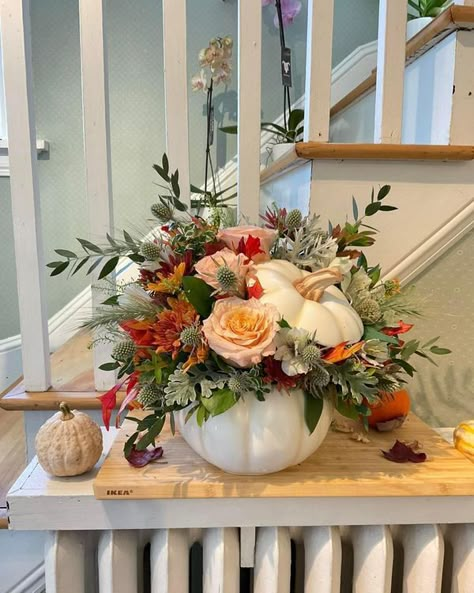 Wreath Arrangements, Fall Living Room Ideas, Unique Place Cards, Thanksgiving Floral Arrangements, Cozy Fall Living Room, Easy Thanksgiving Table Decor, Thanksgiving Table Decor Ideas, Pumpkin Floral Arrangements, Pumpkin Table Decorations