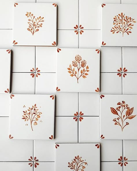 Hand Painted Subway Tile, Handmade Kitchen Tiles, Kitchen Tiles Pattern, Floral Tile Backsplash Kitchen, Ceramic Tile Design, Small Kitchen Tiles Ideas, Hand Painted Tiles Diy, Hand Painted Backsplash, Kitchen Design Vintage