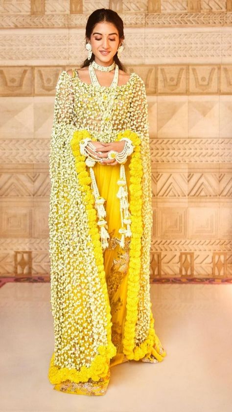 Haldi Ceremony Outfit For Bride, Yellow Haldi Outfit, Haldi Bride, Haldi Look, Ambani Wedding, Radhika Merchant, Haldi Ceremony Outfit, Haldi Dress, Indian Fits