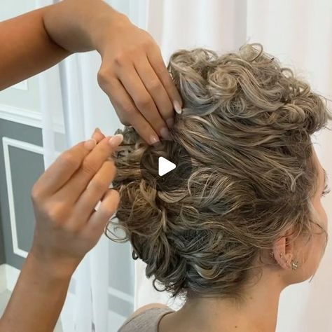 KellGrace on Instagram: "Modern French twist tips on curly hair! Sound on 😁 (TIP: touch the hair as little as possible to prevent frizz) 🎥💕 . . #kellgrace #updo #tutorial #hairtutorial #updotutorial #braid #braids #hairstyle #style #stylist #hairstylist #blondehair #longhairdontcare #hairup #bridehair #bridalhair #formalhair #hairup #fashion #beauty #makeup #americansalon #modernsalon #behindthechair #fashion #parkave #curly #curlygirlmethod #curlyhairstyles  #curlyupdo #haireducation #curlyhair" French Roll Curly Hair, Messy Curly Updo Tutorial, Curly French Twist Wedding, Curly Chignon Tutorial, Hair Updos Curly Natural Curls, Updo Natural Curly Hair, Curly Updo How To, Curly Updos For Medium Hair Wedding, French Twist Updo Curly Hair