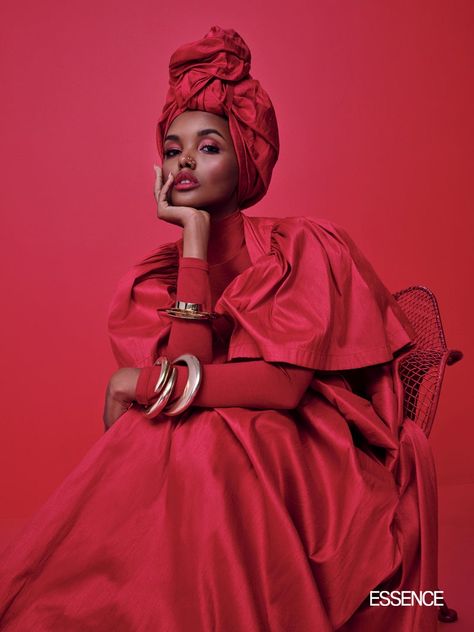 Model Halima Aden began life in a refugee camp in Kenya. Now she’s poised to take on the world. Mode Monochrome, Halima Aden, Black Pics, Mother Outfit, Essence Magazine, Ethno Style, Color Me Beautiful, Ootd Ideas, Fashion Photography Inspiration