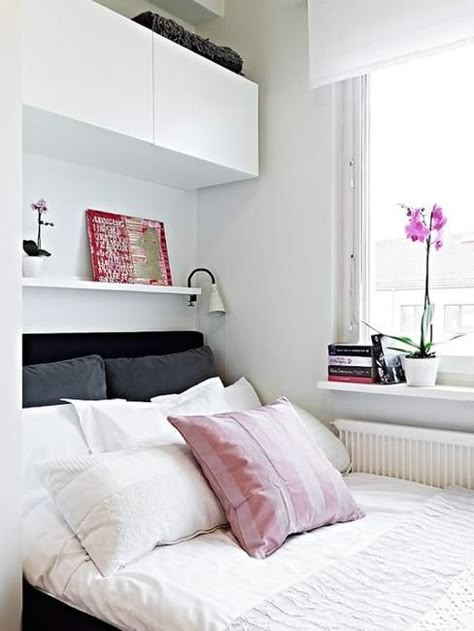 I adore these bedrooms, nice, clean, small bedroom design ideas and home staging tips for small rooms Beautiful Bed Designs, Cozy Small Bedrooms, Tiny Bedroom Design, Design Ložnic, Small Bedroom Remodel, Small Bedroom Storage, Bedroom Design Inspiration, Home Staging Tips, Small Bedroom Designs