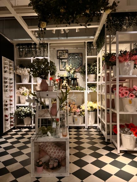 Pergola Entrance, Ikea Flowers, Hanging Flowers, Flower Shop, Pink Flowers, Flower Arrangements, Pergola, Entrance, Flowers