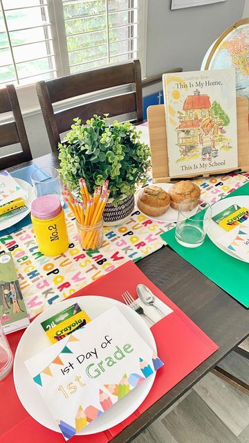 Back To School Home Decor Ideas, First Day Of Preschool Homeschool, First Day Of School Setup, Back To School House Decor, Back To School Homeschool Pictures, Back To Homeschool Pictures, First Day Of School Table Decorations, 1st Day Of School Decorations, Back To School Celebration At Home