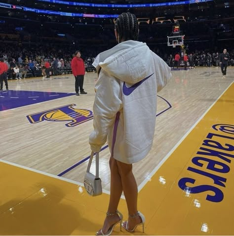 Wife Aesthetic Wallpaper, Nba Girlfriend, Nba Wife Aesthetic, Alexis Braun, Basketball Wife Aesthetic, Aesthetic Nba, Aesthetic Basketball, Nfl Wife, Nba Wife