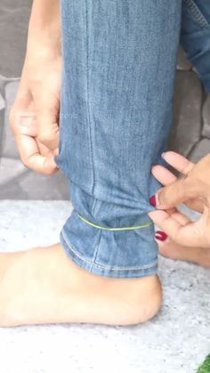 👖Long jeans to Ankle length jeans perfectly (in seconds ) using elastic band 😀 #anklelengthpants Shorten Jeans, How To Fold Jeans, Folding Jeans, Mode Tips, Clothes Life Hacks, Clothes Hacks, Diy Fashion Hacks, Ankle Length Jeans, Diy Clothes Life Hacks