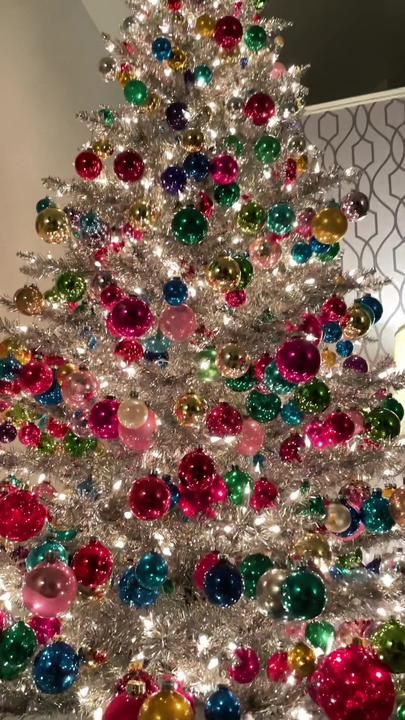 Artful Rodger on TikTok Color Changing Christmas Lights, Christmas Tree Decorations Colorful, Colorful Christmas Aesthetic, Silver Christmas Trees, Christmas Whimsy, Amazing Christmas Trees, Tinsel Christmas Tree, Christmas Colorful, Creative Christmas Trees