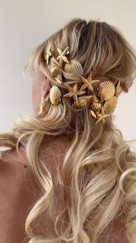 LELET NY | Which one of you mermaids 🧜🏻‍♀️ will be wearing this seashell 🐚 hairstyle to your next beach wedding🙋🏽‍♀️? | Instagram Ocean Fairy Aesthetic, Mermaid Wedding Hairstyles, Easy Mermaid Hairstyles, Seashell Hairstyles, Beach Wedding Updo, Seashell Outfit, Shell Hairstyle, Mermaid Accesories, Mermaid Theme Wedding