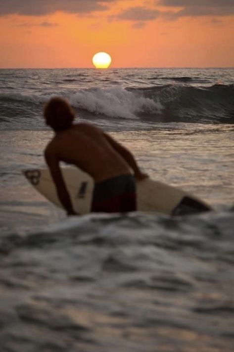 Surfer Guys, Surfing Aesthetic, Surfer Boys, Surf Aesthetic, Surfer Boy, Surf Vibes, Surfing Pictures, Surf Life, Sun Sets