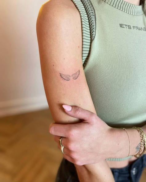 Tattoo Ideas Mum, Wing Tattoo Arm, Small Angel Tattoo, Small Angel Wing Tattoo, Basic Tattoos, Small Pretty Tattoos, Angel Tattoo Designs, Small Hand Tattoos, Bee Tattoo