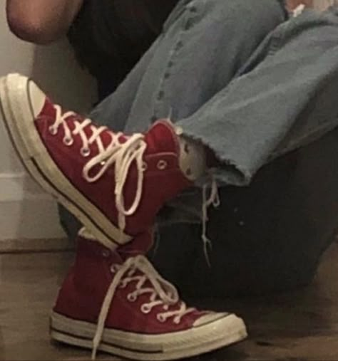 Red Converse Aesthetic, Converse Aesthetic Outfit, Reading Outfits, Converse Shoes High Top, Red Converse Outfit, Aesthetic Converse, I Have No Money, Red Taylor Swift, Converse Aesthetic