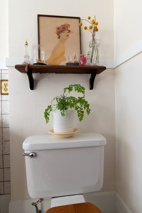 Tiny Mid Century Bathroom, Bright Bathroom Decor, 1910 House, Bathroom Decor Vintage, Small Bathroom Ideas, Apartment Bathroom, Apartment Decor Inspiration, Vintage Eclectic, Vintage Bathroom