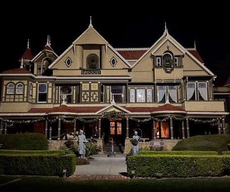 Still looking for a way to... - Winchester Mystery House The Winchester House, Winchester Mansion, Horror Movie Houses, House On Haunted Hill 1999 Movie, Winchester House, Winchester Mystery House, House On Haunted Hill, Haunted Places, The Conjuring