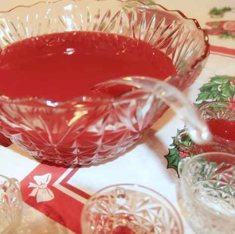 1950s Christmas Dinner, 1950s Holiday Party, Vintage Christmas Glamour, 50s Holiday Party, 60s Christmas Party, Vintage Christmas Party Aesthetic, Mad Men Christmas, Retro Christmas Party Food, Kitschy Christmas Party