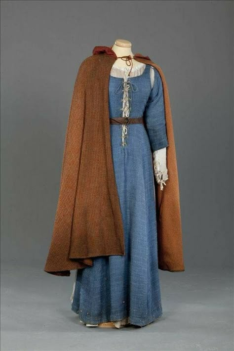 Medieval Dress Peasant, Medieval Dress Pattern, Dress Trending, Gaun Abad Pertengahan, Medieval Clothes, Woolen Dresses, Medieval Costume, Medieval Clothing, Medieval Dress