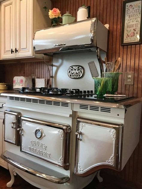 Old Style Kitchen, Retro Stove, Retro Style Kitchen, Retro Kitchen Appliances, Vintage Kitchen Appliances, Old Fashioned Kitchen, Vintage Style Kitchen, Old Stove, Wood Stove Cooking