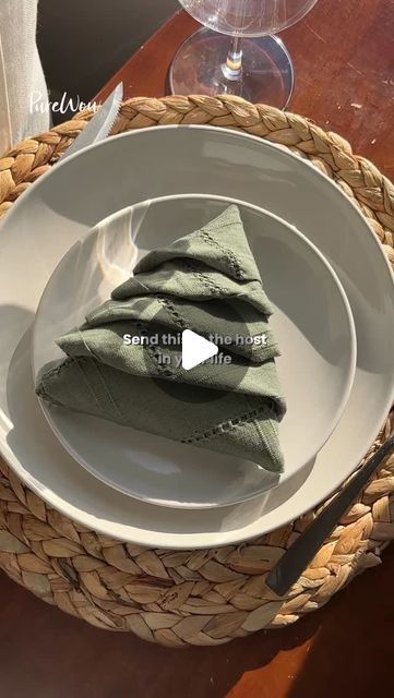 PureWow on Instagram: "When you want to create a truly impressive table, details matter. This Christmas tree napkin-folding idea will step up your next holiday dinner party, and with a little practice, it’s surprisingly easy to master. 🎄

#napkinfolding #Christmastree #decor #DIY #home #napkins #holidaydecor #tablescape" Simple Christmas Tablescapes, Napkin Folding Ideas Christmas, Table Napkins Ideas, Christmas Tree Napkin Folding, Tree Napkin Fold, Christmas Tree Napkin Fold, Christmas Napkin Folding, Tree Napkin, Christmas Tree Napkins