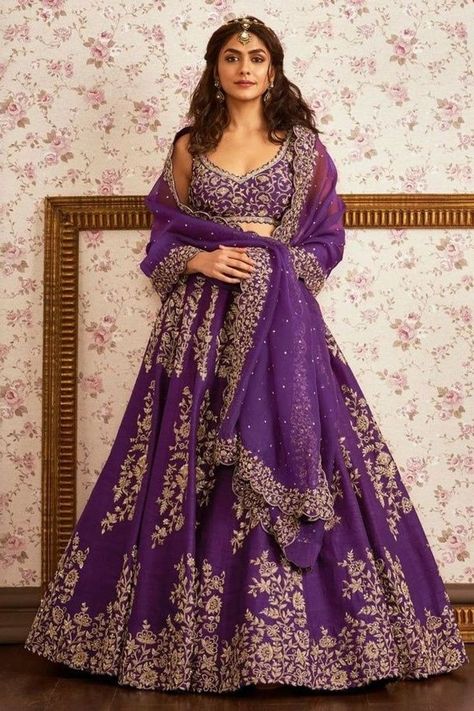 Purple Gold Lehenga, Purple Lehanga Look, Purple Lehenga Look, Violet Bridal Lehenga, Indian Wedding Outfits Purple, Purple Engagement Lehenga, Purple Lehenga Bridal Receptions, North Indian Bride Bridal Lehenga, Purple Wedding Lehenga Bridal