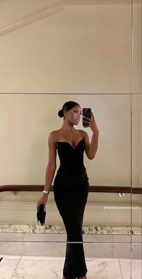 Chic Black Outfits Classy, Elegant Dress Black Women, Black Fancy Outfits, Wedding Guest Outfit Black Women, Black Dress Birthday Photoshoot, Cocktail Event Outfit, Off Shoulder Dress Hairstyle, Black Chic Outfit, Black Woman Dress