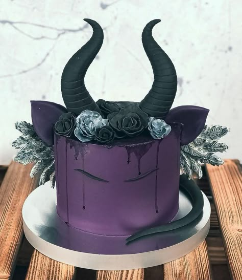 Halloween Cakes Scary, Halloween Themed Food Dinner, Halloween Cakes For Kids, Halloween Meal Ideas, Halloween Cakesicles, Maleficent Cake, Gothic Birthday Cakes, Halloween Cake Design, Delicious Cake Ideas