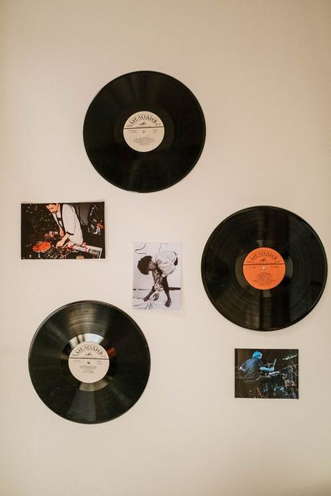 Singer Room Decor, Vinyl Decor Ideas Wall, Records On Wall Aesthetic, Vinyl Record Room Decor, Vinyl Decor Ideas, Record Room Decor, Vinyl On Wall, Vinyl Record Wall Decor, Vinyl Record Room