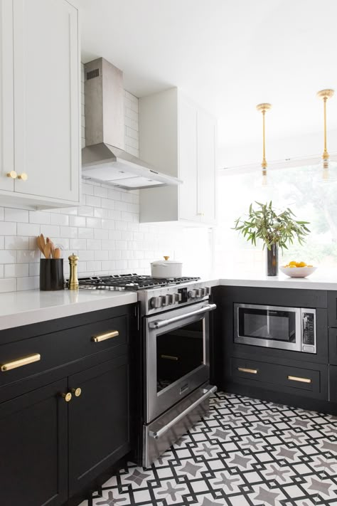 High Contrast Kitchen Remodel in Salt Lake City – Semihandmade Dapur Ikea, Model Dapur, Black And White Tile, Two Tone Kitchen Cabinets, Black And White Kitchen, Bright Kitchen, Kabinet Dapur, Decor Ikea, L Shaped Kitchen