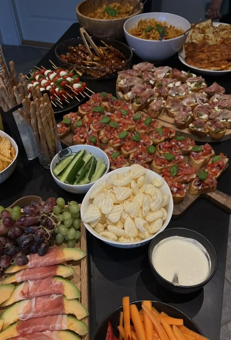 Food time - homemade, tapas, buffet, food inspo, snack inspo, girls night, dinner party Birthday Appetizers Finger Foods, Italian Food Birthday Party Ideas, Birthday Buffet Aesthetic, Dinner Party Food Table, Friendsmas Party Ideas Food Dinner, Dinner Ideas Birthday Party, College Dinner Party Aesthetic, Tapas Night Ideas, Nye Sleepover Party