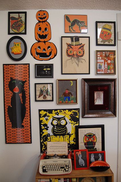 How to frame a collection of vintage Halloween toys. Moldes Halloween, Diy Home Decor For Apartments, Vintage Halloween Images, Ornaments Ideas, Casa Halloween, Creepy Halloween Decorations, Diy Halloween Decor, Halloween Toys, Halloween Cake