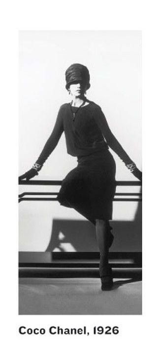 Chanel dress (1926) | Coco Chanel #CocoChanel #ChanelModes #ChanelVintage Visit espritdegabrielle.com | L'héritage de Coco Chanel #espritdegabrielle Foto Top, Mode Chanel, Woman In Black, Chanel Cruise, Gabrielle Chanel, 20s Fashion, Chanel Couture, Diane Kruger, Roaring 20's