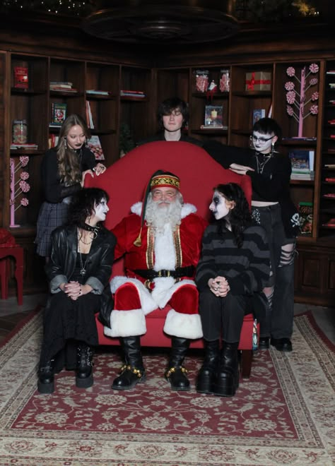 instagram:fortyheadedrat Emos With Santa, Goth Santa Photo, Goth Christmas Photoshoot, Emo Christmas Outfits, Goths With Santa, Punk Rock Christmas, Metalhead Style, Alt Christmas, Emo Christmas