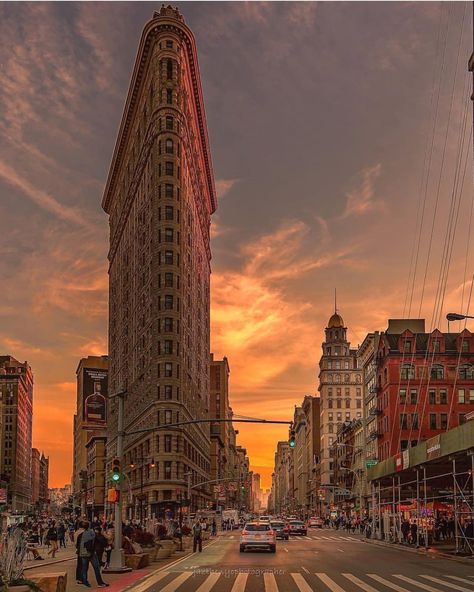 Flatiron Building Nyc, New York Places, New York City Pictures, Earth City, Visiting New York, Bronx Nyc, New York City Map, Flatiron Building, Chrysler Building