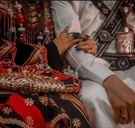 Yemeni Culture Aesthetic, Yemeni Henna, Yemeni Henna Party, Yemeni Wedding, Yemeni Clothes, Afghani Clothes, Wedding Photo Studio, Red Bridal Dress, Bridal Photography Poses