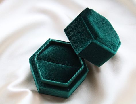 Green Ring Box, Green Gold Jewelry, Green Wedding Rings, Ring Box Vintage, Unique Ring Box, Ring Box Engagement, Vintage Ring Box, Ring Box Wedding, Emerald Green Velvet