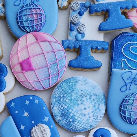 Tola | Cookie Artist & Content Creator on Instagram: "By the time I was done with this disco set, there was glitter EVERY.WHERE. but it was worth it! 😄  #discocookies #discoballcookies #birthdaycookies #dfwcustomcookies #dfwcookies #customsugarcookies #customdecoratedcookies #dallascustomcookies #dallascookies" Disco Ball Sugar Cookies, Disco Ball Cookies, Disco Cookies, Cookie Icing, Cookie Ideas, Birthday Cookies, Custom Cookies, Disco Ball, Cake Cookies