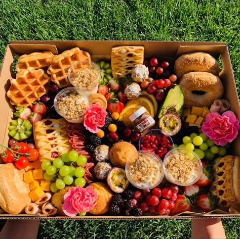 Continental Breakfast Board, Breakfast Graze Box Ideas, Breakfast Platter Ideas Mornings, Breakfast Graze Board, Picnic Breakfast Ideas, Breakfast Picnic Ideas, Brunch Box Ideas, Brunch Box Breakfast, Breakfast Platter Ideas