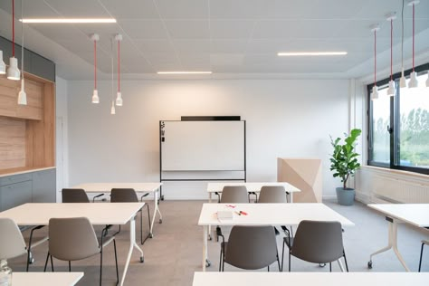 NXT-PRO Classroom Ghent - Education Snapshots Classroom Architecture, University Interior Design, University Interior, School Interior Design, Education Design Interior, English Center, Classroom Interior, Tuition Centre, Modern Classroom