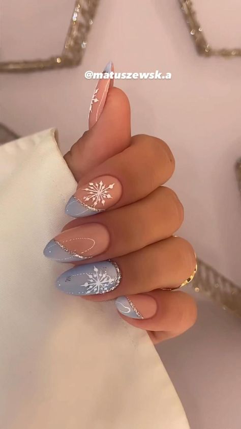 Elevate your winter style with these chic and trendy snowflake nails that will give you the perfect K-beauty look. Blue Christmas Nails, Snow Nails, Baby Blue Nails, January Nails, Christmas Gel Nails, Her Nails, Snowflake Nails, Winter Nail, Glam Nails