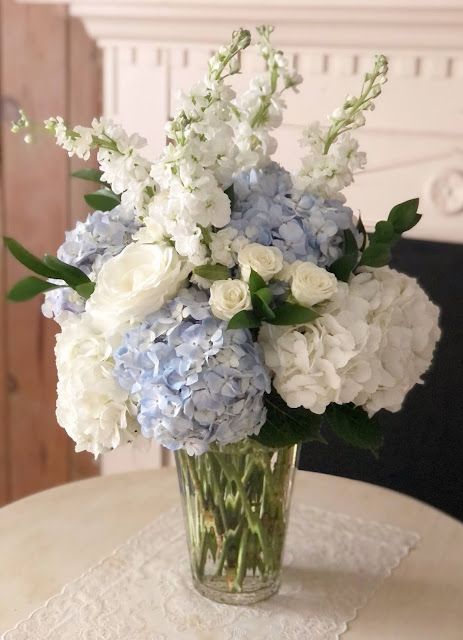 Light Blue Grad Party Decorations, Southern Garden Party Wedding, Centerpieces Wedding Spring, Blue And White Wedding Centerpieces, Coastal Grandma Party, Bridal Dinner, All White Bouquet, Sketch Rose, All White Flowers