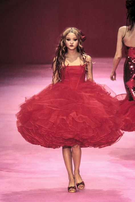 Ball Gowns Big, Betsey Johnson Runway, 1999 Fashion, 90s Runway Fashion, Tulle Maxi Dress, Catwalk Collection, Fashion Modeling, Tulle Ball Gown, Runway Dresses