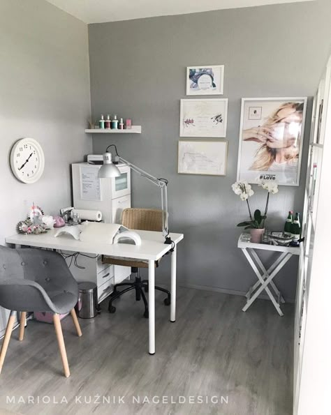 Nail Salon Studio Decor, Nails Salon At Home Ideas, Small Home Beauty Salon Ideas, Room Nails Salon, Small Nail Bar Ideas, Business Desk Ideas, Small Space Nail Station, Nail Interior Design Ideas, Small Beauty Studio Ideas