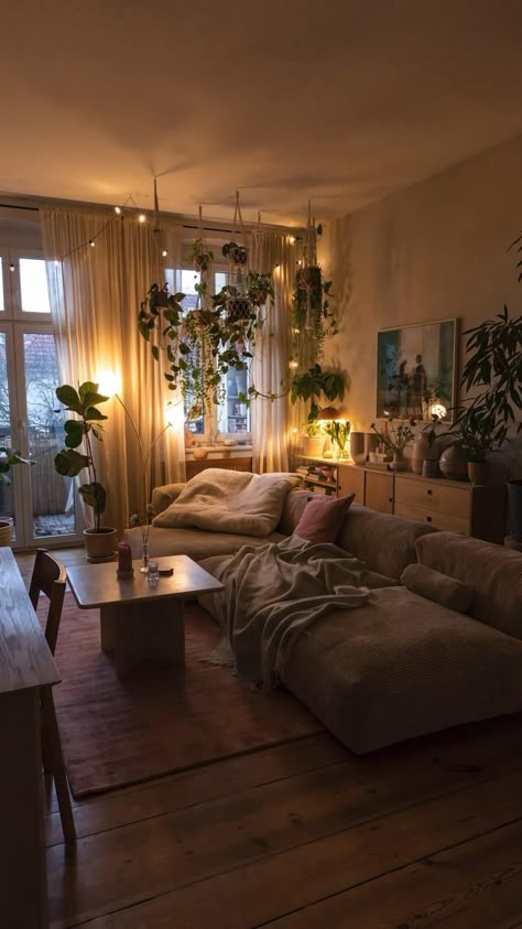 Earthy Living Room, Lots Of Plants, Furnitur Ruang Keluarga, Dream Apartment Decor, Living Room Decor Cozy, Bohemian Living Room, Apartment Decor Inspiration, Styl Boho, Apartment Inspiration