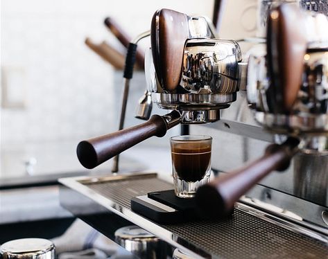 Barista Basics: How to Make an Espresso in 14 Steps - Perfect Daily Grind Coffee Moka Pot, Coffee Shop Equipment, Make Coffee At Home, Stovetop Espresso Maker, Starting A Coffee Shop, Home Barista, Stovetop Espresso, Espresso Recipes, Coffee Brewing Methods